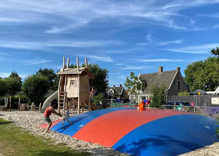 By Wadden Sea With Sunny Garden Chalet