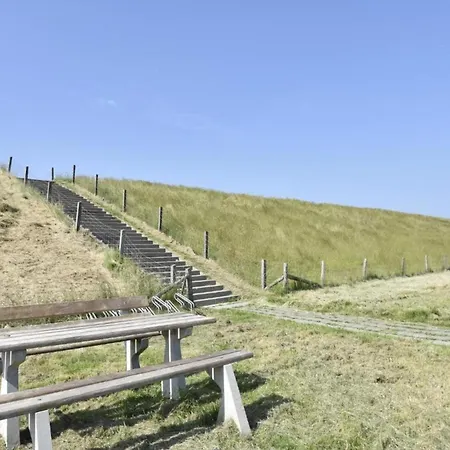 By Wadden Sea With Sunny Garden Chalet